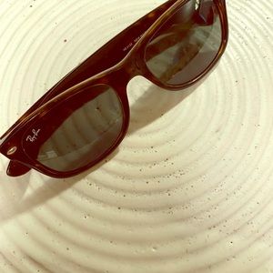Like new wayfarer tortoise sunglasses